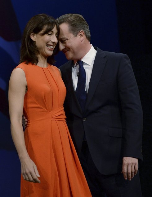 Cámeron y su esposa, ayer al término de la conferencia anual de su partido. :: S. R. / AFP