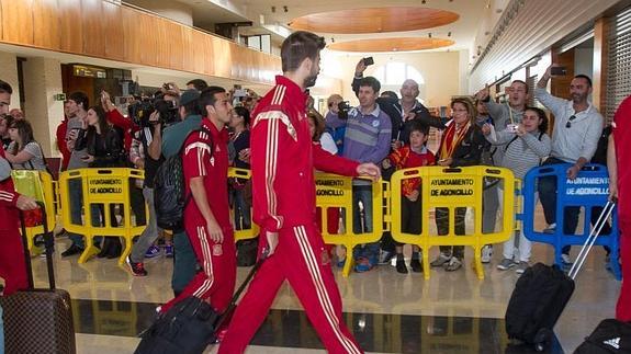 Algunos aficionados ya esperaban en Agoncillo a los jugadores de la selección. 