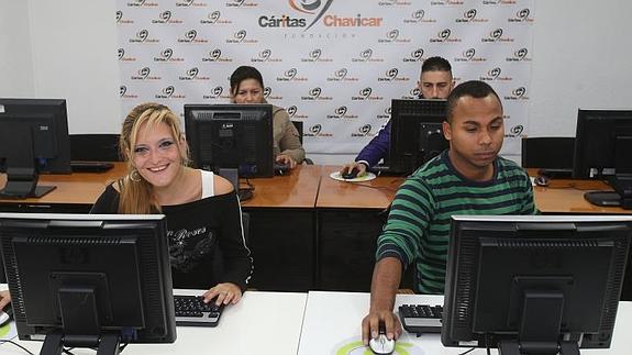 Cáritas Chavicar abre un aula informática para la búsqueda de empleo