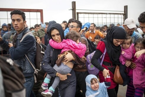 Los refugiados se agolpan ante la valla para cruzar la frontera en Grecia y Macedonia. :: R. ATANASOVSKI / afp