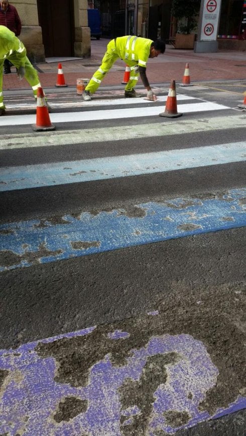 Paso de cebra con los colores 'arcoíris' y trabajos de restitución del blanco original. :: J.A.M y marea arcoíris