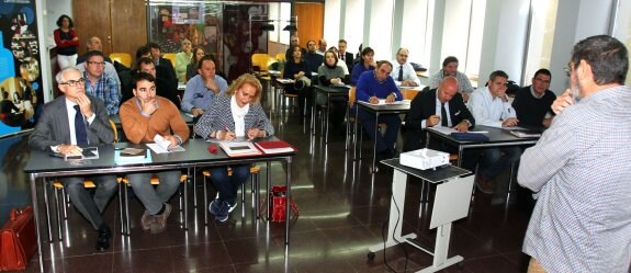 El profesor de la Universidad de La Rioja Emilio Barco explicó ayer al sector el contendido del informe. :: Jonathan herreros