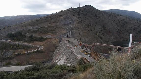 Un año para terminar la presa de Enciso