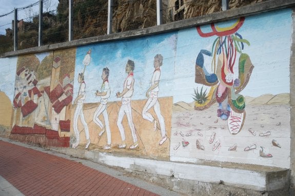 Muro con las pinturas deterioradas. 