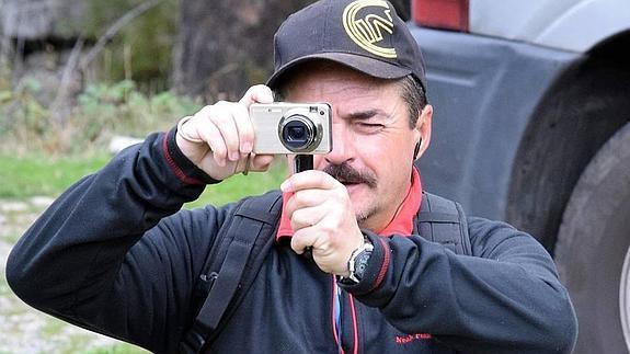 Un excursionista se dispone a sacar una fotografía. 