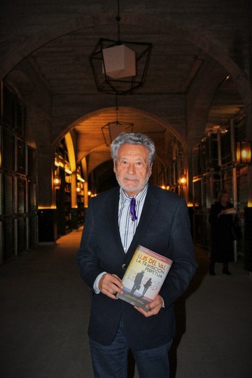 Luis del Val posa en Bodegas Solar de Samaniego de Laguardia.