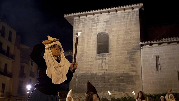 La comitiva de brujas, camino de la ´pira purificadora´, de la hoguera, en la rememoración del Auto de Logroño en la edición anterior.