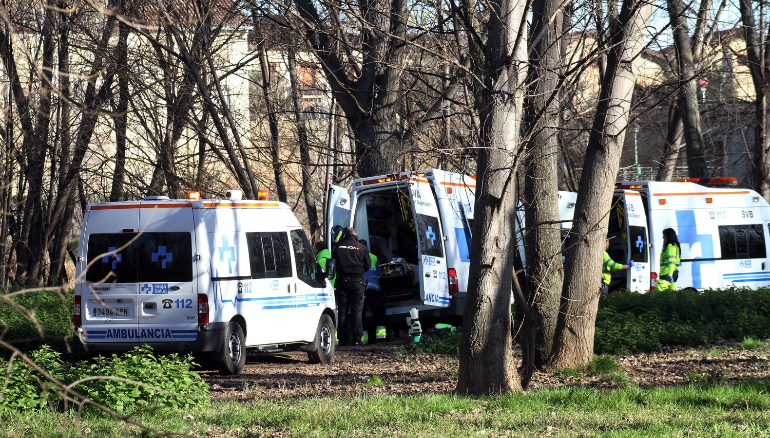 Varias ambulancias trabajan en un suceso en La Rioja. 