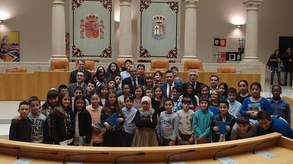 Alumnos del colegio Navarrete el Mudo en el Parlamento regional. 