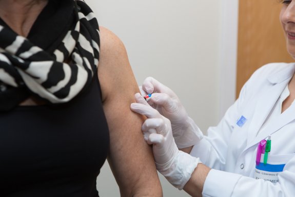 Una mujer es vacunada en un centro de salud de Logroño. :: s.tercero