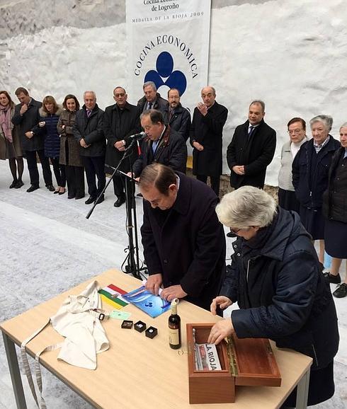 Un ejemplar de Diaro LA RIOJA para guardar en los cimientos del nuevo edificio. 