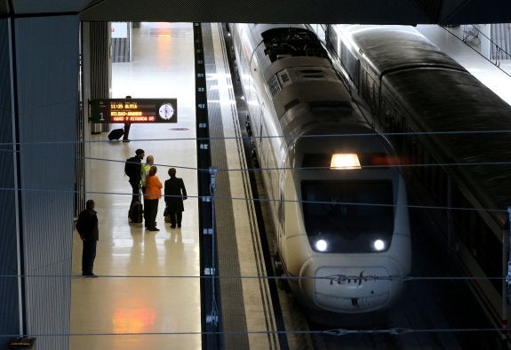 Pasajeros en el andén y el tren Altaria que cubre el trayecto entre Logroño y Bilbao. :: j. marín