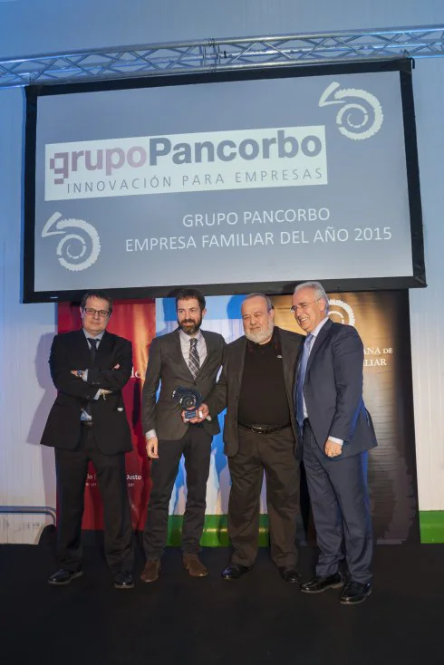 El presidente de La Rioja entregó el premio al Grupo Pancorbo. :: Donézar