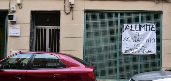 Pancarta en el centro de servicios sociales El Parque. :: M. herreros