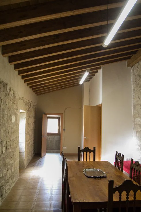 El nuevo salón parroquial, antes un cuarto trastero con material sin uso almacenado, luce ahora vigas de madera y puertas y ventanas nuevas. Los muebles se adquirieron en Chavicar. A la derecha, las piezas del tornavoz, del siglo XVIII, guardadas en un arcón.
