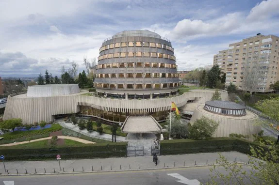 Entrada principal de la sede del Tribunal Constitucional, en Madrid. :: igor azpiazu