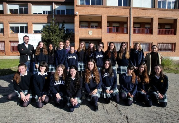 Las alumnas de Alcaste, acompañadas por su tutora, Ana Sáenz, la directora, la jefa de estudios del centro y Diego Ramírez, de Nutriestética. 