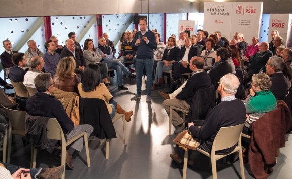 El secretario de Organización del PSOE, César Luena, protagonizó ayer un acto de campaña electoral en el Centro de la Cultura del Rioja, en Logroño. :: DÍAZ URIEL