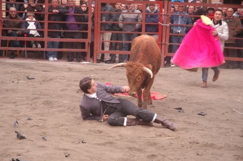 Una res voltea a un torero. 