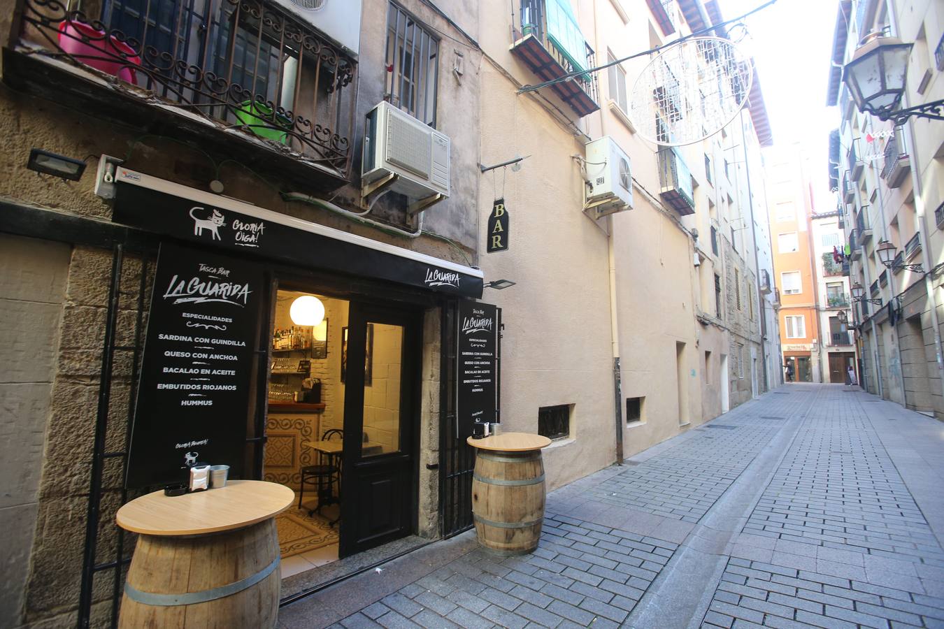 Fachada del bar La Guarida en la calle del Carmen de Logroño. 