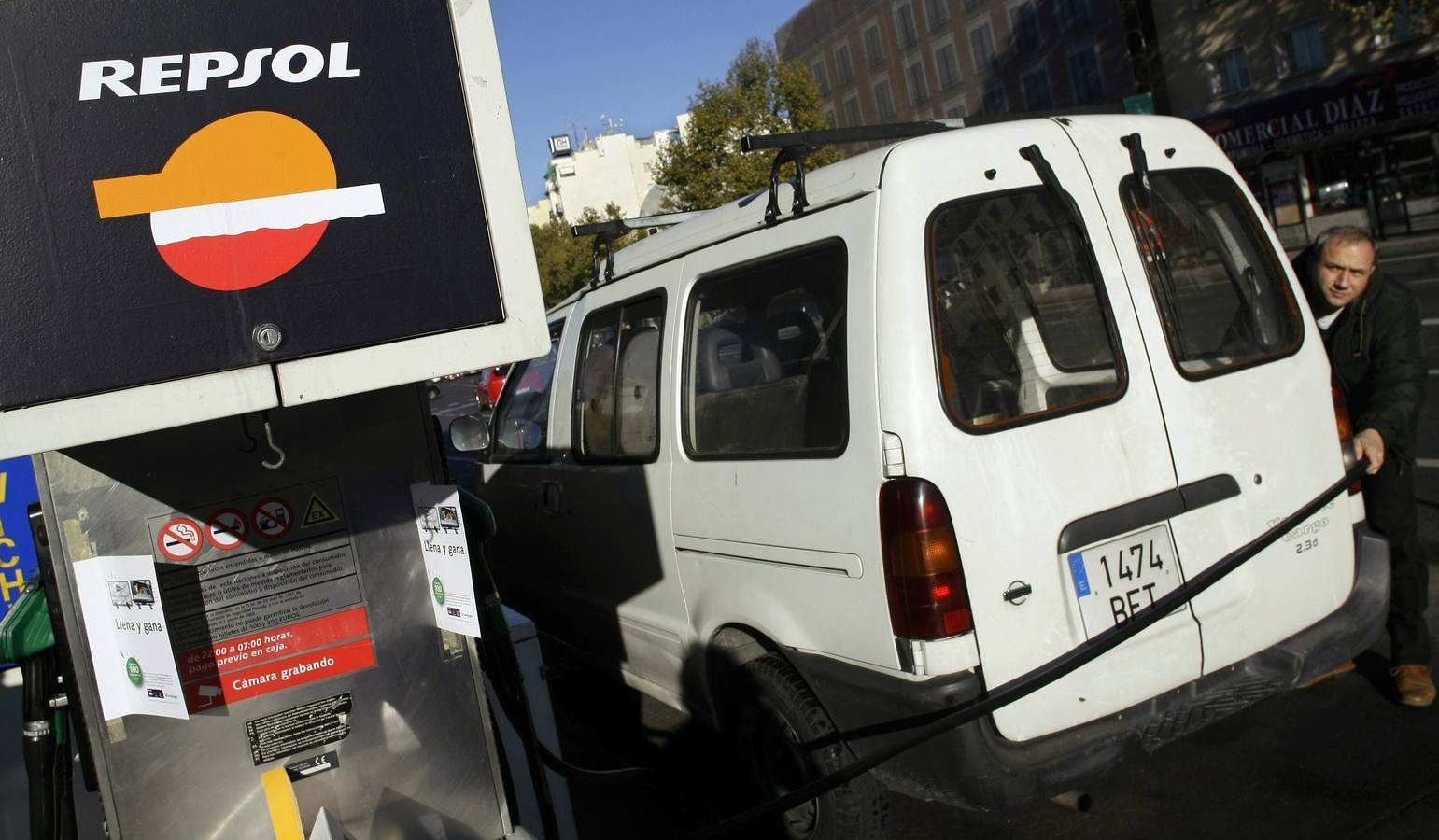 Un conductor reposta en una gasolinera Repsol. 