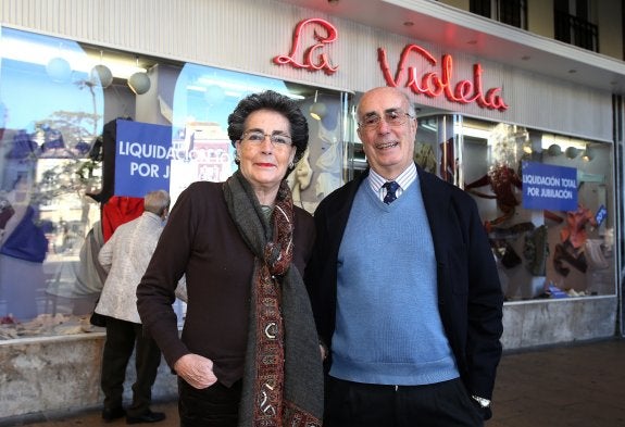 Los hermanos Maribel y Carlos Mendizábal, retratados ayer al frente de La Violeta y Menvi, negocios que acaban de cerrar. 