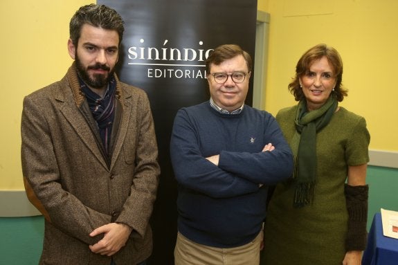 Marcelino Izquierdo, flanqueado por el editor Diego Iturriaga y la anfitriona del Centro Ibercaja Mayte Ciriza. :: juan marín