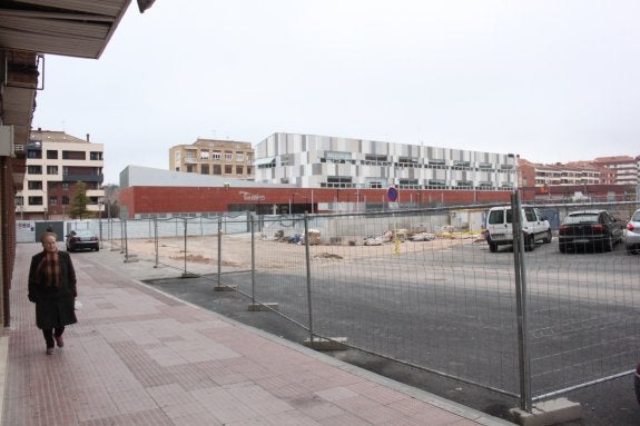 La urbanización de la zona de La Estación dará lugar a un gran parque, con juegos infantiles y veinte plazas de aparcamiento. :: E.P.