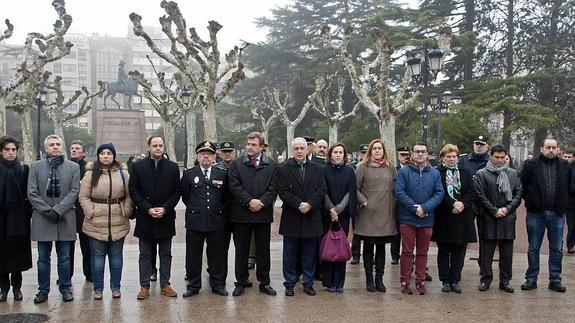 La unidad ante el terrorismo preside el acto por la muerte de dos policías en Kabul