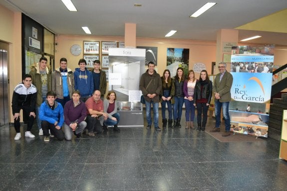Javier Anguiano, en el centro, con los alumnos, tutores y el director del instituto Rey Don García. :: p.j.p.