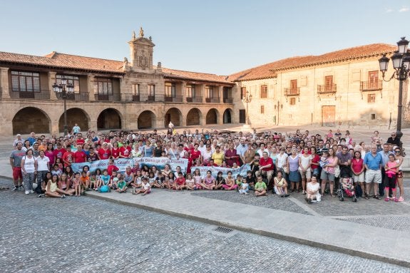 Vecinos de Santo Domingo posan para la foto con que participaron en el certamen. :: j. albo