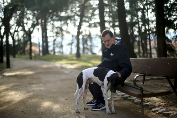 Mariano Rajoy, descansa, tras pasear por los jardines de Moncloa. :: j. a. Ramos / reuters