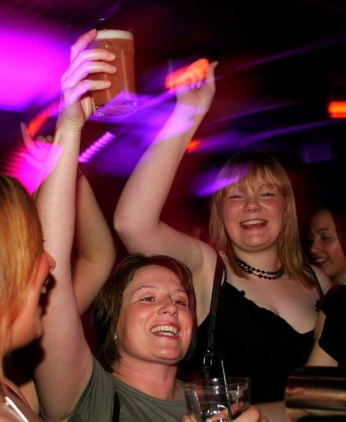 Dos jóvenes en un pub de Newcastle (Inglaterra). :: reuters