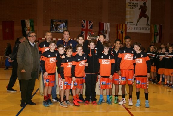 El Valencia Basket posa con el trofeo de campeón. :: f. d.