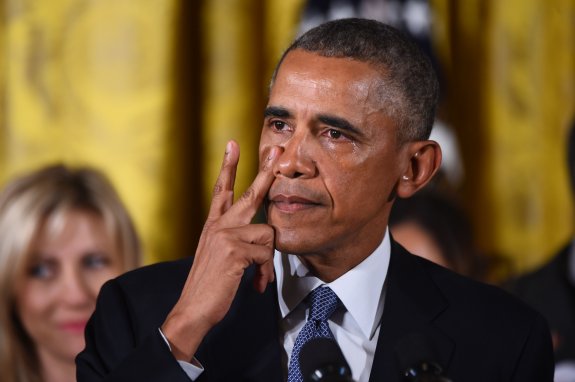 El presidente estadounidense, Barack Obama, se emociona durante su intervención para explicar las nuevas medidas. :: JIM WATSON / afp