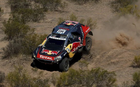 Carlos Sainz, durante la etapa de ayer. :: reuters