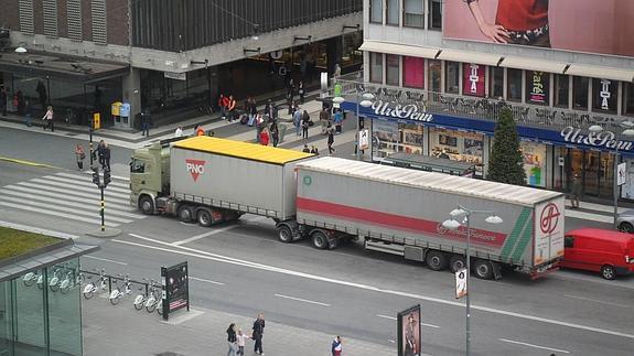 Un camión con dos remolques como los que empezarán a verse en nuestras carreteras en una calle de Estocolmo.