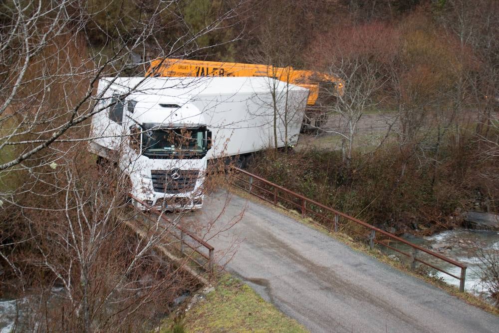 El tráiler ha tenido que ser socorrido esta mañana por una grúa de grandes proporciones :: 