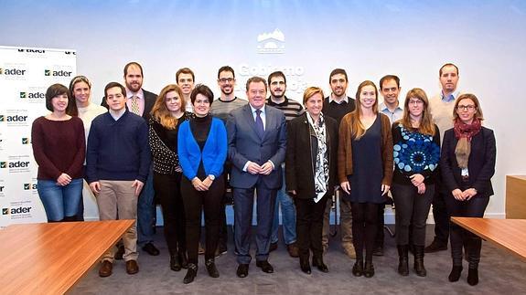 Reunión institucional con los quince becarios que van a inicar sus prácticas de un año. 