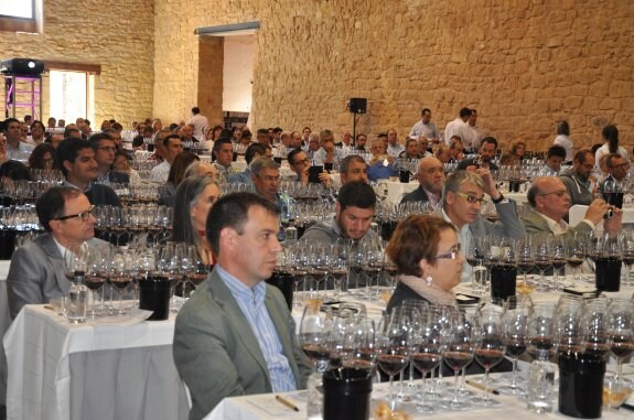 Los profesionales participaron en una cata de añadas históricas con el 'master of wine' Tim Atkin. :: c.v.