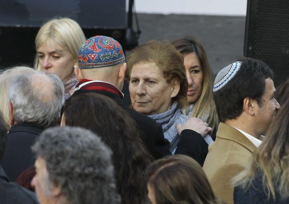 Sara Garfunkel, madre de Alberto Nisman, asiste en julio de 2015 a un acto de recuerdo de las víctimas del ataque a la AMIA. :: D. Fernandez / efe