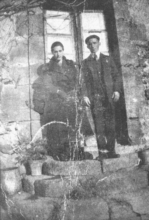 Valgañón, retrato de pareja en       su jardín