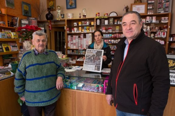 María, la estanquera de Agoncillo, atiende a Santiago (derecha), un vecino del pueblo. :: s. tercero