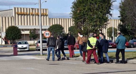 Un grupo de trabajadores accede al interior de la planta de Altadis en El Sequero después de haber conocido el cierre acordado por Imperial Tobacco. :: miguel herreros