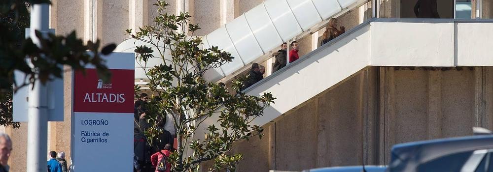 Los trabajadores del turno de tarde de Altadis entrando a trabajar a las 14.00 horas de ayer miércoles. 