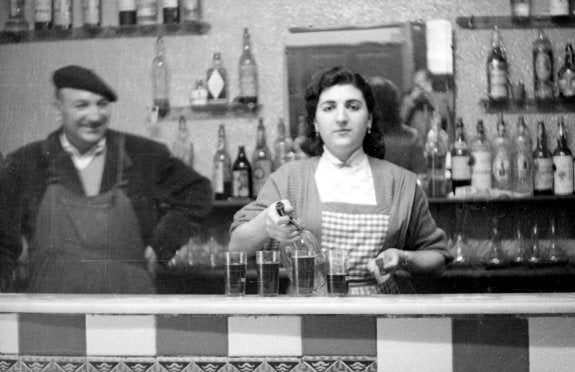 Adela tira el sifón en la barra de Las Cubanas. 