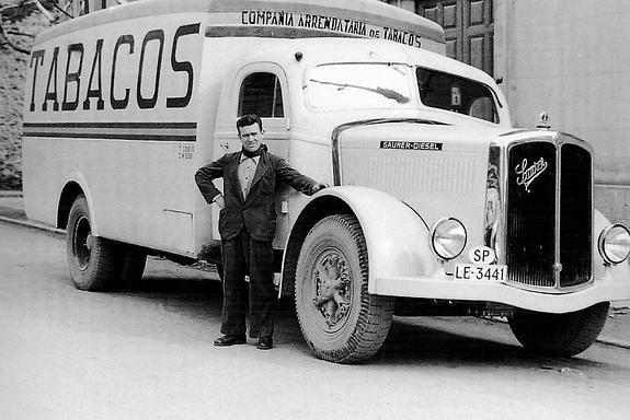 Una furgoneta  de la Compañía Arrendataria de Tabacos, estacionada junto a la antigua fábrica en La Merced, en los años 40. 