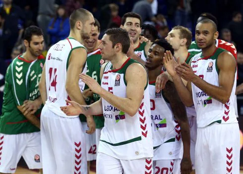 Los jugadores del Baskonia celebran el triunfo en el Palau. :: efe