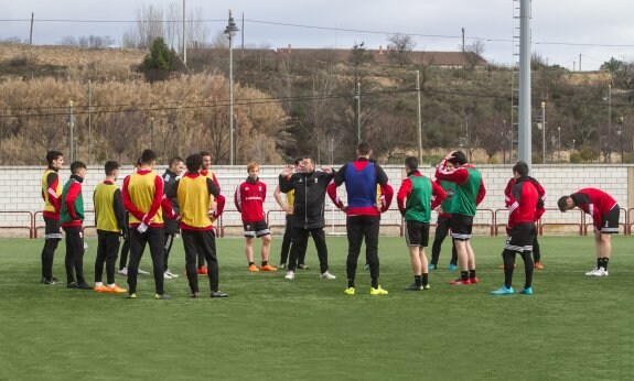 Carlos Pouso da instrucciones a sus jugadores en el entrenamiento del miércoles. :: díaz uriel