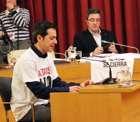 Medina, durante la lectura de la declaración institucional. :: j. herreros